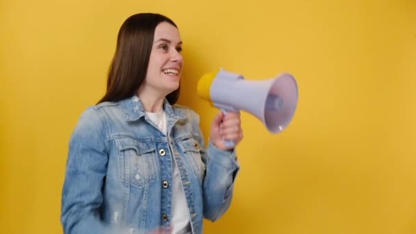 Crazy Funny Young Caucasian Female Screaming Purple Megaphone Clenching Fist — Stock Video