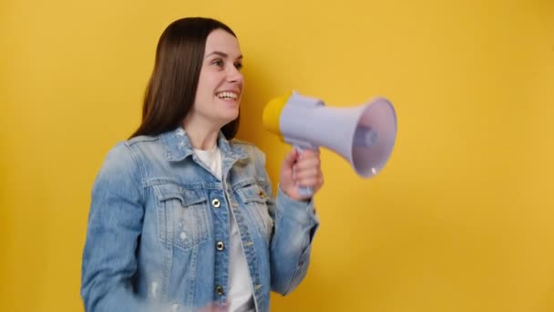 Louco Engraçado Jovem Caucasiano Fêmea Gritando Megafone Roxo Apertando Punho — Vídeo de Stock