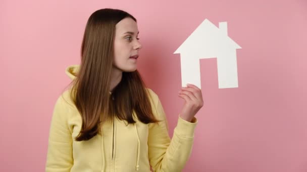Emocionado Millennial Feminino Segurando Placa Sinalização Casa Usando Megafone Para — Vídeo de Stock
