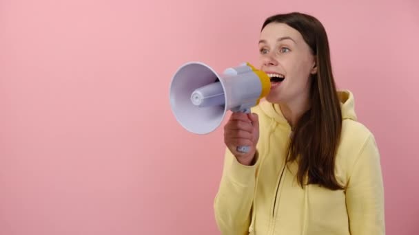 Překvapeně Usmívající Mladá Žena Křičící Megafonem Řekne Wow Ukazováček Stranou — Stock video