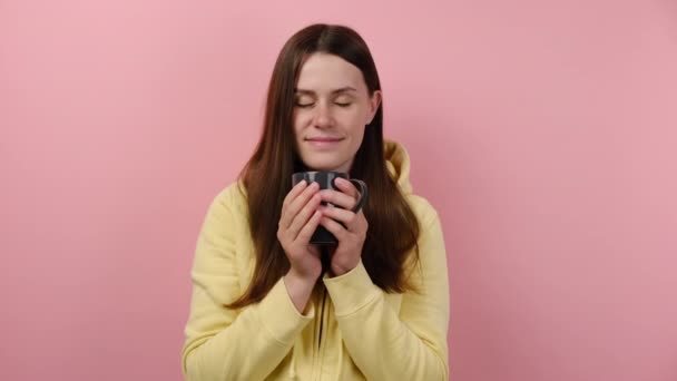 Ritratto Affascinante Felice Europeo Giovane Femmina Possesso Tazza Grigia Mano — Video Stock