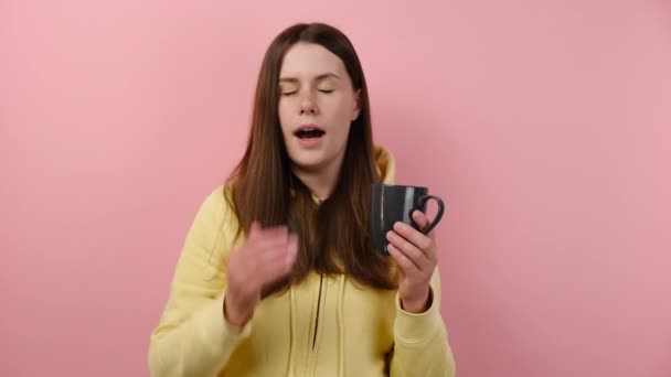 Muito Cansado Adormecer Jovem Mulher Bocejando Empregado Segurando Xícara Café — Vídeo de Stock