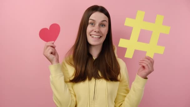 Uroczy Zabawy Cute Młoda Kobieta Trzyma Duży Żółty Hashtag Mały — Wideo stockowe