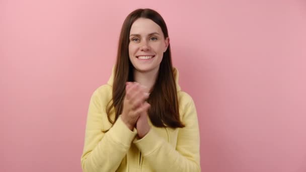 Retrato Satisfeito Grata Menina Amarelo Capuz Batendo Palmas Nas Mãos — Vídeo de Stock