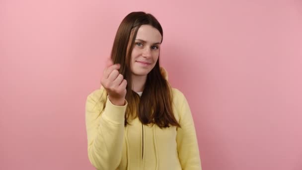 Θετική Εμπορική Μελαχρινή Κοπέλα Ετών Κίτρινο Hoodie Δείχνει Πληρώσει Χειρονομία — Αρχείο Βίντεο
