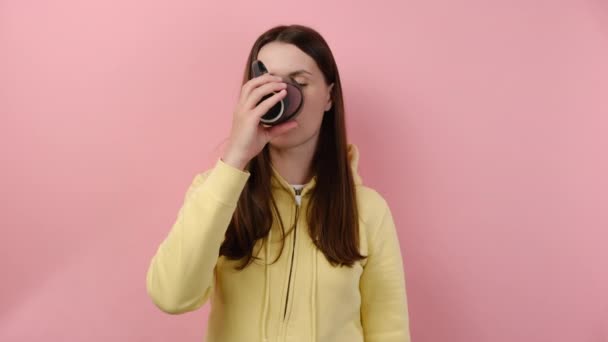 Молодая Брюнетка Женщина Пьет Горячий Ледяной Напиток Чувствует Острую Невыносимую — стоковое видео