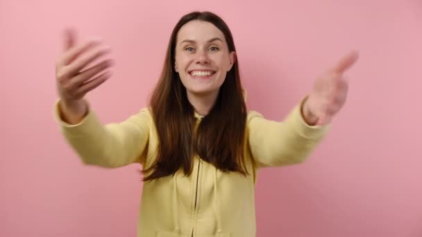 Positivo Atraente Mulher Caucasiana Feliz Chamando Com Mãos Querendo Abraçar — Vídeo de Stock