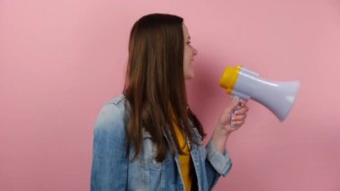 Eğlenceli, genç, esmer kadın çığlıkları indirimli indirimler ilan ediyor. Mavi kot ceket giymiş, pastel pembe arka plan stüdyosunda yalnız poz veriyor. Halk yaşam tarzı konsepti