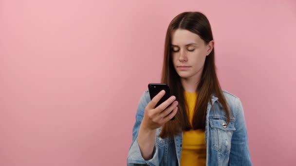 Shocked Feliz Joven Mujer 20S Teléfono Móvil Usuario Gritando Megáfono — Vídeo de stock