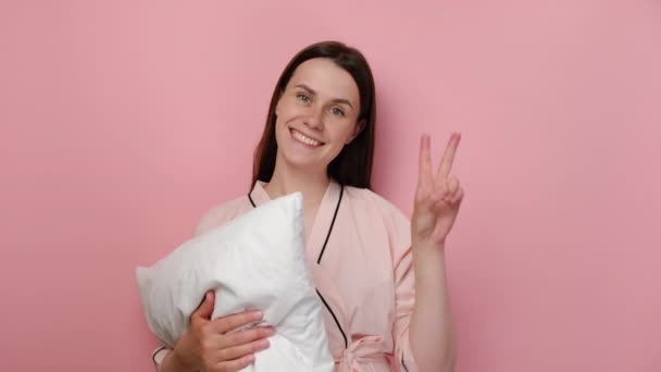 Portré Aranyos Barátságos Szórakoztató Fiatal Pizsamában Pózol Felett Elszigetelt Rózsaszín — Stock videók
