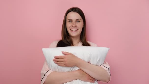 Amical Souriant Belle Jeune Femelle Européenne Pyjama Montrant Signe Avec — Video