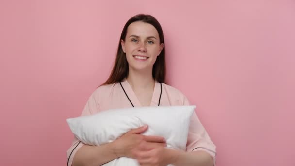 Fröhliches Nettes Brünettes Mädchen Pyjama Das Die Daumen Nach Oben — Stockvideo