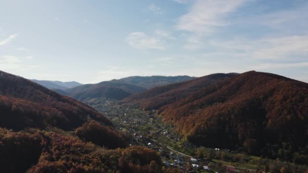 Безпілотні Кадри Захоплюючим Видом Місцевість Осінніх Гір Вкриті Змішаними Деревами — стокове відео