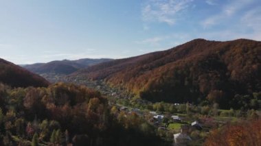 Sonbahar dağ manzarasının destansı hava drone görüntüleri. Ebediyet yeşili ağaçlar ve sarı sonbahar ormanı ve kırsal görkemli dağlar. Saf ve temiz huzurlu manzara.