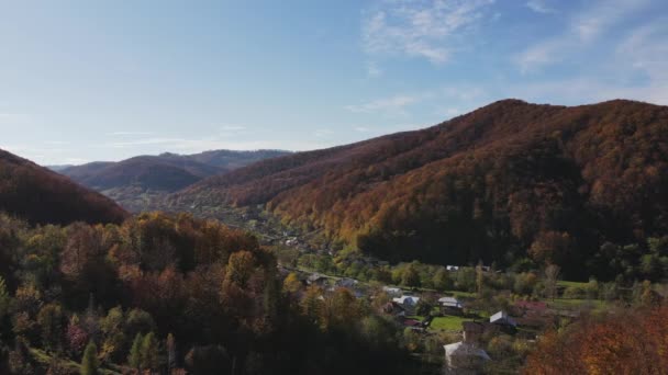 Imagens Épicas Drones Aéreos Paisagem Montanhosa Outono Com Árvores Perenes — Vídeo de Stock