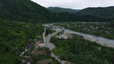 Güzel bulutlu gökyüzündeki ağaçların ya da çiftliklerin destansı insansız hava aracı görüntüleri, küçük evler, dağlarla nehir arasında dolambaçlı yollar, romantik kaçış için ilham kaynağı.