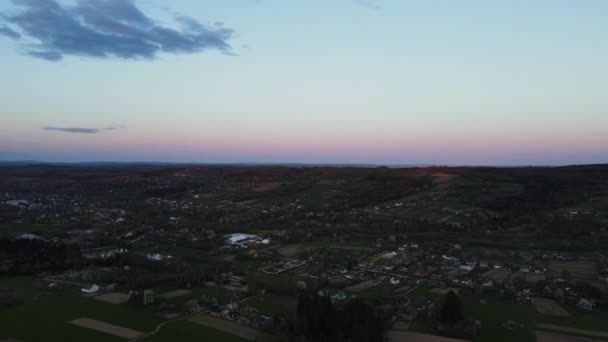 緑の山々をフィールドや農業庭園 地平線のピンクの夕日の空 静けさと平和を巻き無人偵察機ビュー道路からの自然の驚異の空中ショットを驚かせます — ストック動画