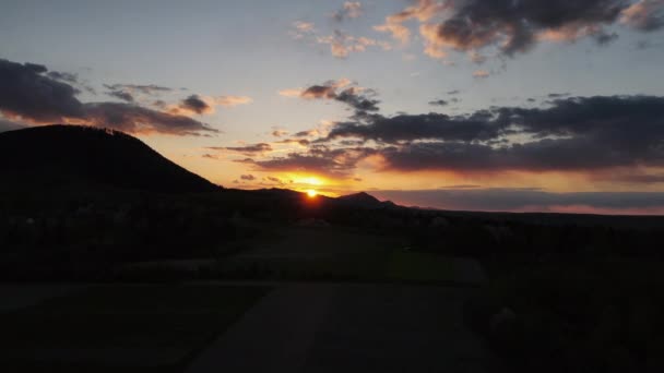Letecký Pohled Drone Filmový Záběr Hor Při Oranžovém Západu Slunce — Stock video