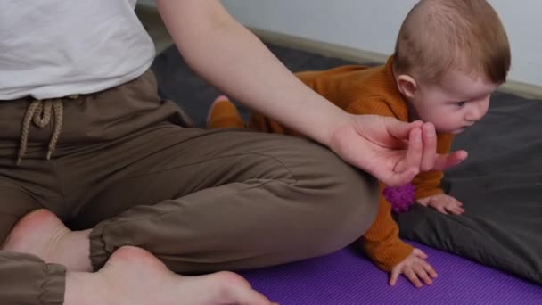 Primo Piano Madre Irriconoscibile Sedersi Sul Tappetino Viola Casa Meditando — Video Stock
