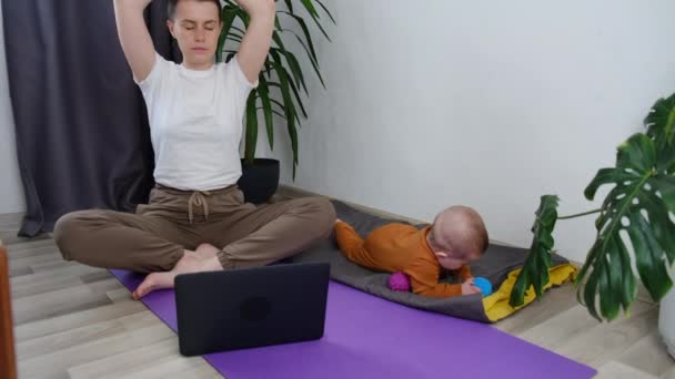 Bezstarostná Mladá Matka Meditace Zavřenýma Očima Rukou Nad Hlavou Sedí — Stock video