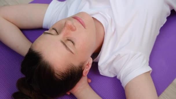 Vue Latérale Jeune Femme Couchée Sur Sol Tenant Les Mains — Video