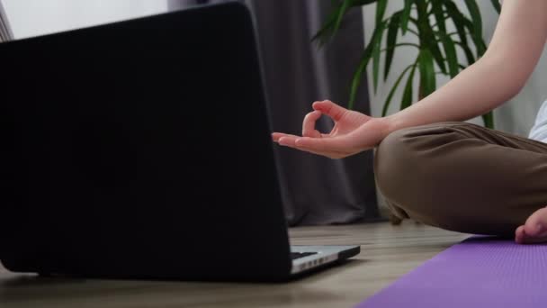 Nierozpoznawalna Kobieta Medytująca Pozycji Lotosu Siedzi Oglądać Zajęcia Online Laptopie — Wideo stockowe
