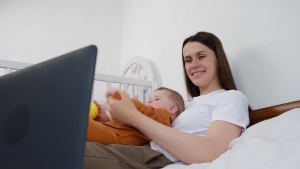 Feliz Mãe Família Caucasiana Com Bebê Bonito Filha Divertindo Usando — Vídeo de Stock