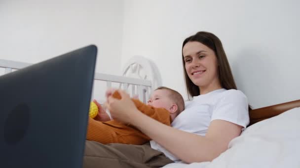 Heureuse Mère Famille Caucasienne Avec Bébé Fille Mignonne Amuser Utilisant — Video