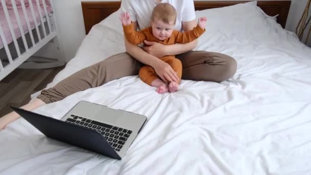 Bela Jovem Mãe Caucasiana Única Segurando Bonito Pequeno Bebê Menina — Vídeo de Stock