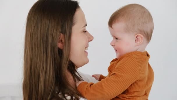 Jovem Mãe Caucasiana Feliz Divertindo Com Filha Adorável Bebê Bonito — Vídeo de Stock