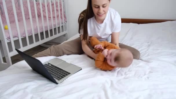 어머니 집에서 침대에 신생아에게 마사지를 일이다 엄마는 온라인으로 아기돌보기 수업을 — 비디오