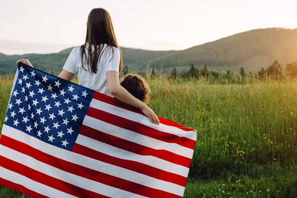 Back View Close Young Mother Cute Small Daughter National Flag — Stock Photo, Image