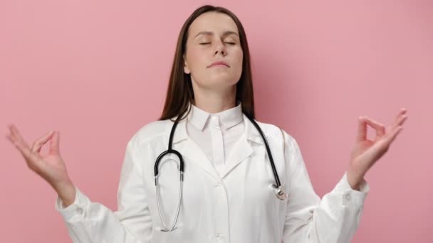 Retrato Linda Mujer Doctora Tranquila Bata Médica Blanca Estetoscopio Relajante — Vídeo de stock