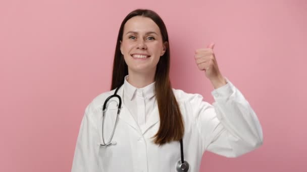 Portræt Glad Smilende Ung Kvindelig Læge Hvid Frakke Med Stetoskop – Stock-video