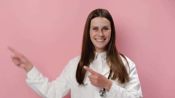 Retrato Mulher Jovem Sorridente Casaco Branco Médico Profissional Indica Com — Vídeo de Stock