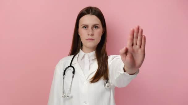 Портрет Серйозної Жінки Лікаря Професійній Медичній Білій Шубці Стетоскопі Показує — стокове відео