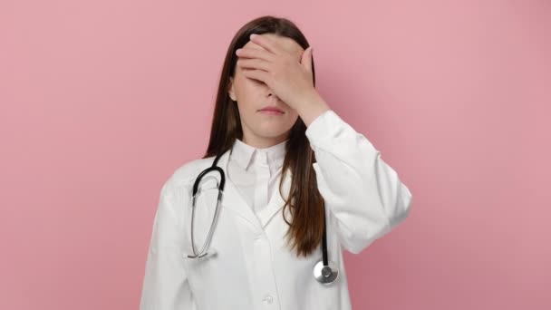 Close Retrato Frustrado Triste Jovem Médico Mulher Triste Uniforme Branco — Vídeo de Stock