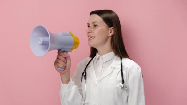 Veselá Mladá Profesionální Lékařka Bílé Uniformě Křičí Megafonem Aby Něco — Stock video