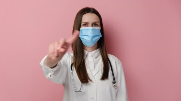 Médecine Sérieuse Manteau Médical Blanc Professionnel Masque Protecteur Montrant Geste — Video