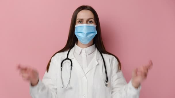 Close Retrato Mulher Médica Uniforme Branco Estetoscópio Máscara Protetora Rosto — Vídeo de Stock