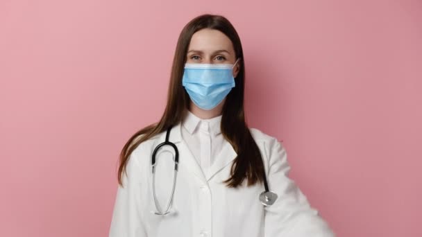 Portrait Femme Médecin Amicale Avec Stéthoscope Masque Protecteur Bleu Blouse — Video