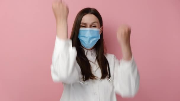 Ναι Νικήτρια Χειρονομία Εντυπωσιασμένη Νεαρή Γυναίκα Γιατρός Λευκό Επαγγελματικό Παλτό — Αρχείο Βίντεο