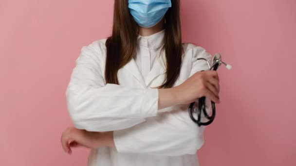 Video Ritagliato Medico Donna Indossare Maschera Prevenire Coronavirus Piedi Tenendo — Video Stock
