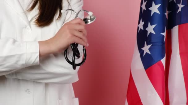 신원을 수없는 의사가 청진기를 근처에서 분홍색 배경에 고립된 가슴을 있습니다 — 비디오