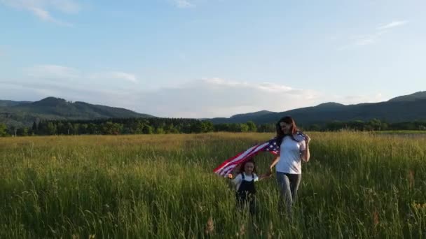 Drone Shot Mère Fille Tenant Drapeau Des États Unis Courir — Video