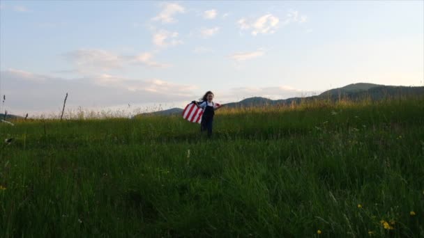 Glad Liten Dotter Håller Nationell Usa Flagga Som Springer Till — Stockvideo