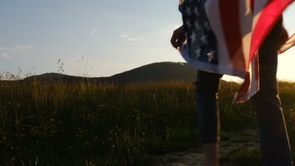 Pohled Zezadu Mladou Ženu Jak Kráčí Drží Americkou Vlajku Při — Stock video