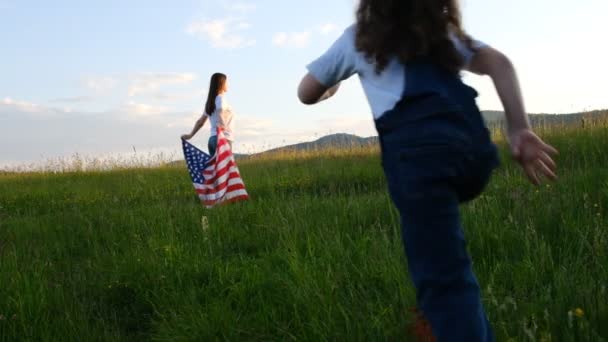 Vista Trasera Pequeña Hija Preescolar Corriendo Hacia Madre Ondeando Bandera — Vídeo de stock