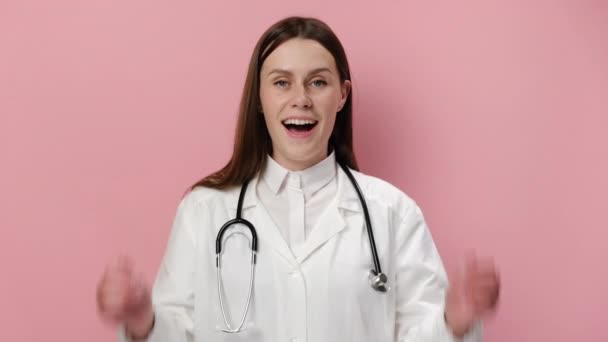 Retrato Joven Doctora Sorprendida Bata Blanca Médica Estetoscopio Diciendo Wow — Vídeo de stock
