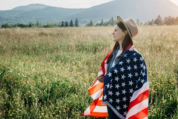 Attraktiv Patriotisk Amerikansk Gen Flicka Insvept Usa Flagga Tittar Sidan — Stockfoto